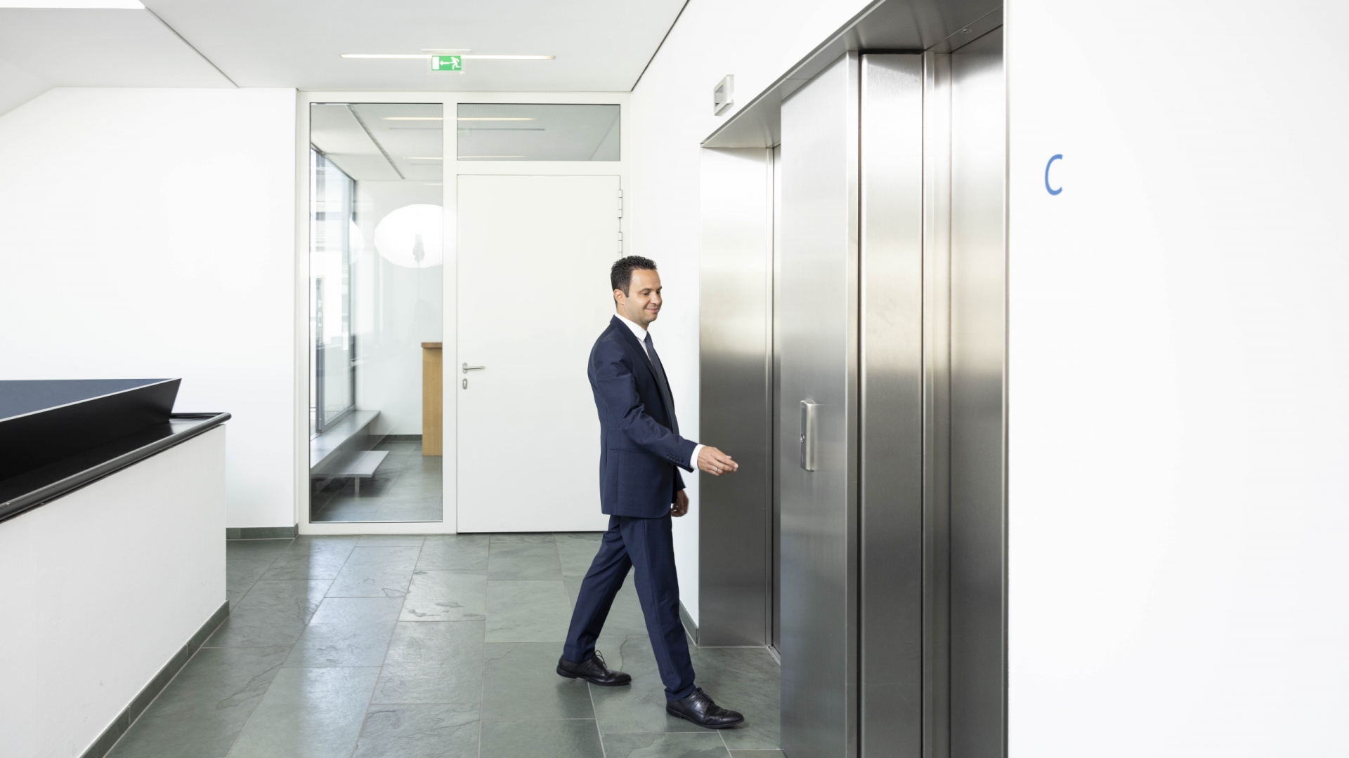 BTV Mitarbeiter Mario Scherl beim Lift.