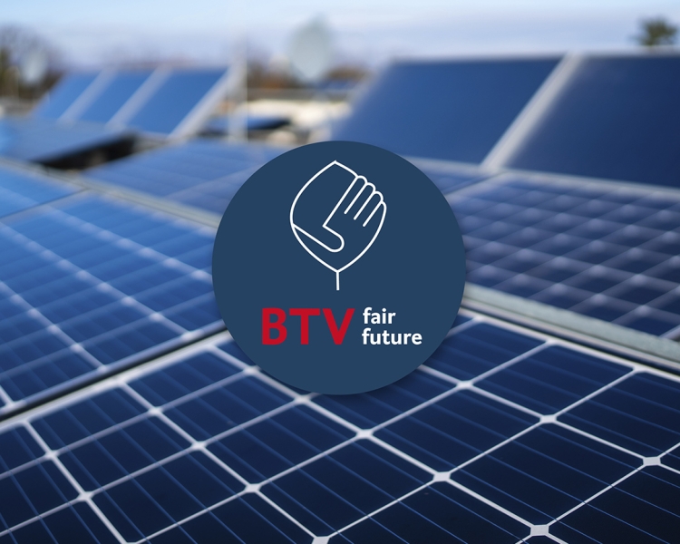 Blaues Logo über einem Bild mit Solaranlagen.