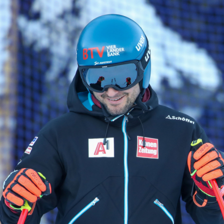 Ein Mann in einem Skianzug.