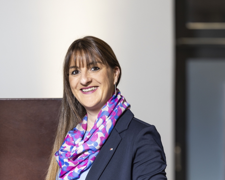 Porträtfoto von BTV Mitarbeiterin Daniela Kieninger in der Filiale Stadtforum.