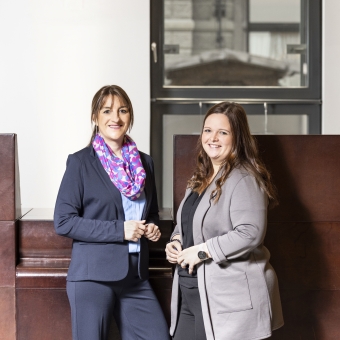 Zwei BTV Mitarbeiterinnen in der Filiale Stadtforum.