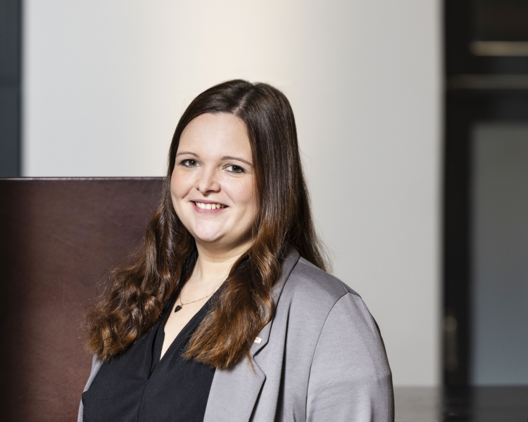 Porträtfoto von Stefanie Ganahl in der Filiale Stadtforum.