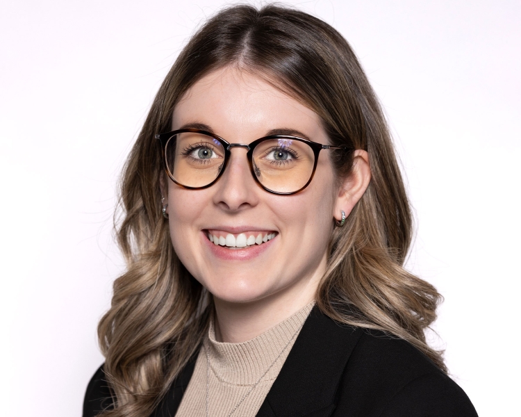 Eine Frau mit einer Brille.