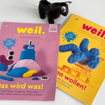 Zwei Zeitschriften und ein Stofftier