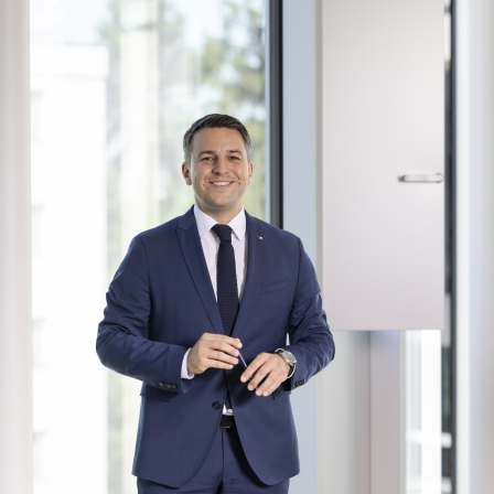 Dominik Schuchter stehend vor Fenster.