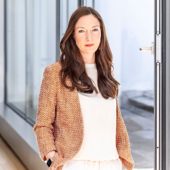 Eine Frau mit einem hellen Anzug