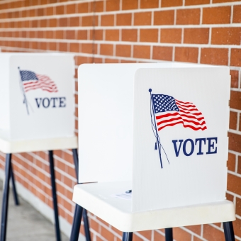 Ein Wahllokal mit Wahlurnen