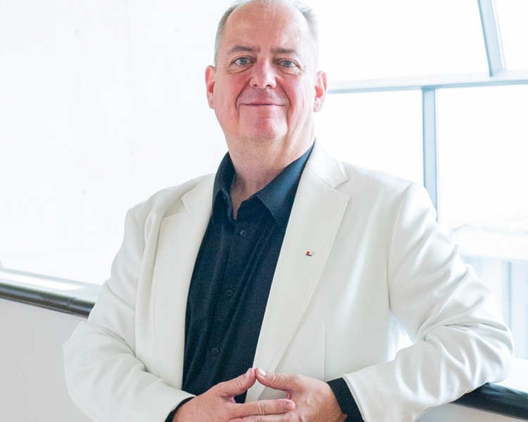 Ein Mann in einem weißen Anzug.