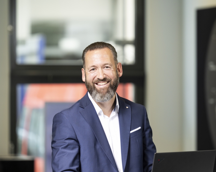 BTV Mitarbeiter Christoph Erlsbacher mit Laptop.