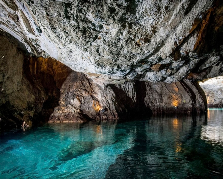 Ein unterirdischer See.