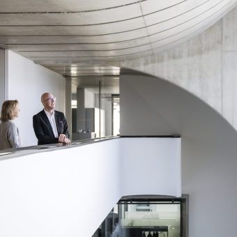 Eine Frau und ein Mann schauen lachend in die Ferne.