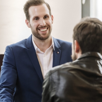 Zwei Männer unterhalten sich.