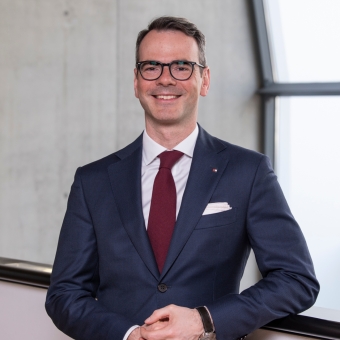 Ein Mann mit einem blauen Anzug und einer roten Krawatte