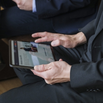 Ein Mann arbeitet mit einem Tablet