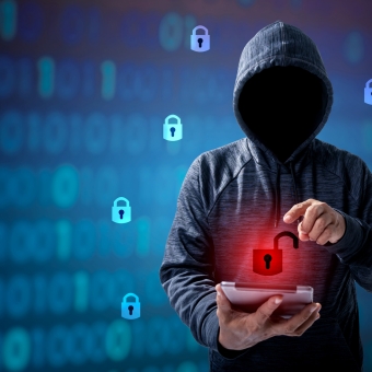 Mann mit dunklem Gesicht und einem iPad in der Hand.