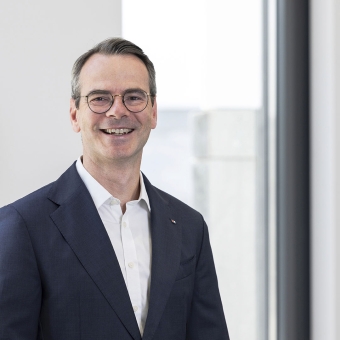 Ein Mann mit einem blauen Anzug