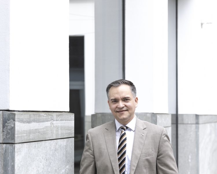 Porträtaufnahme von Simon Hartl BTV Leasing