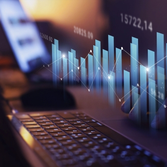 Laptop mit Grafiken im Hintergrund.