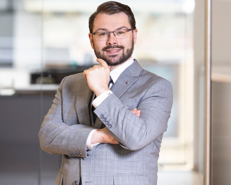 Benjamin Telser vor hellem Hintergrund mit Zitat: Durch gezielte Investitionen möchten wir unseren Beitrag zu einer nachhaltigen Zukunft leisten.