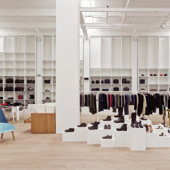 Ein Geschäftslokal mit Taschen, Schuhe und Klamotten.