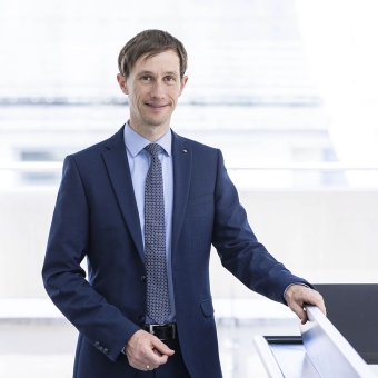 Ein Mann in einem blauen Anzug