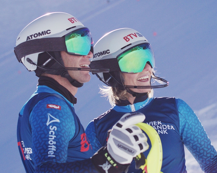 Marlies & Benni Raich im Skioutfit mit BTV Helm