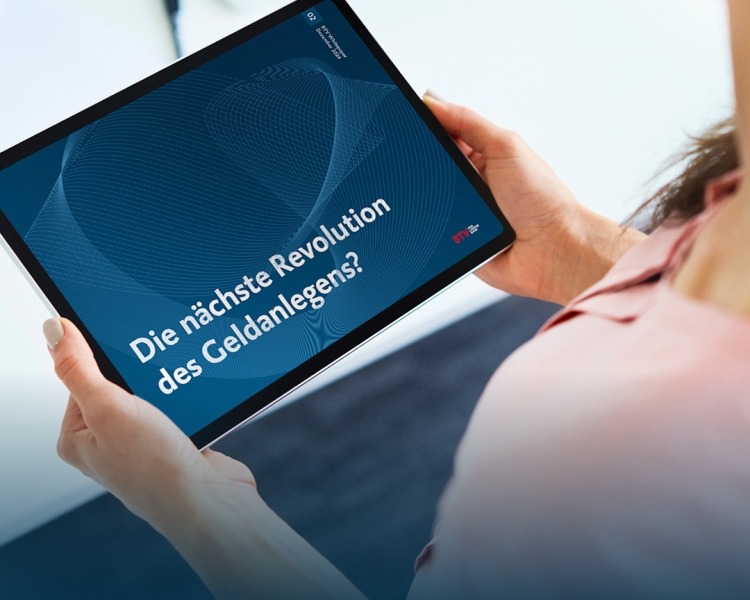 Hände halten Tablet in der Hand, auf dem der Titel des BTV Whitepapers "Die nächst Revolution des Geldanlegens?" zu sehen ist.