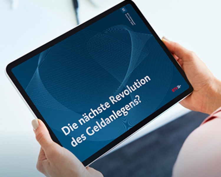 Hände halten Tablet in der Hand, auf dem der Titel des BTV Whitepapers "Die nächst Revolution des Geldanlegens?" zu sehen ist.