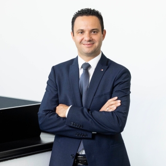 Mario Scherl im Anzug mit Zitat: Vorsorgeimmobilien gewinnen durch gesunkene Zinsen und gestiegene Mieten an Attraktivität.