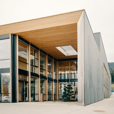Aussenaufnahme vom Typico Firmensitz: Holzbau mit vielen Fenstern und Dachfenster