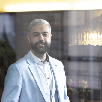 Ein Mann in einem hellblauen Anzug