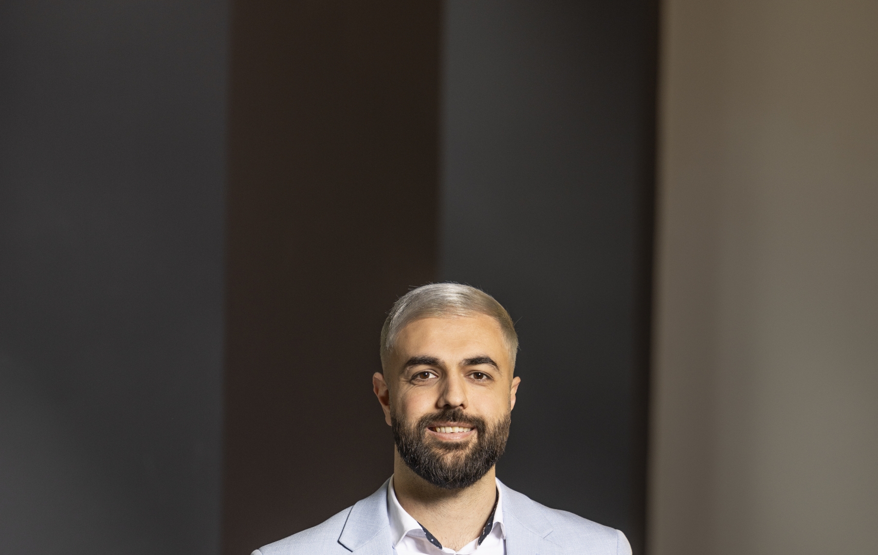 Ein Mann in einem hellblauen Anzug