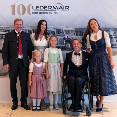 6 Personen mit einer Leinwand im Hintergrund