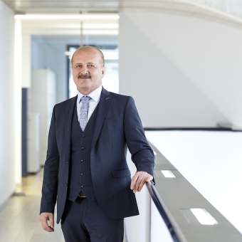 Ein Mann im blauen Anzug mit blauer Weste und Krawatte