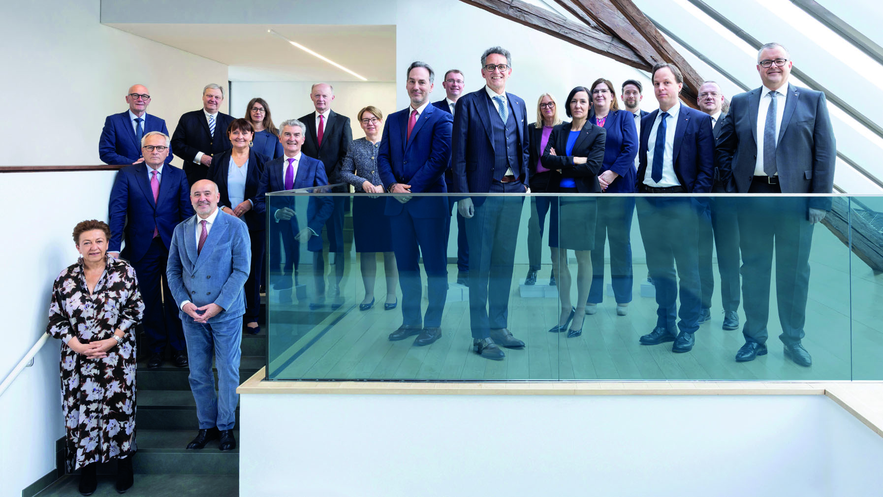 BTV Aufsichtsrat steht zusammen in einem Stiegenhaus