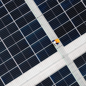 Ein Mann kontrolliert eine Photovoltaikanlage