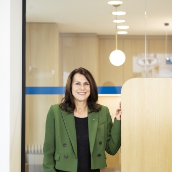 Ein Frau die eine grüne Jacke trägt