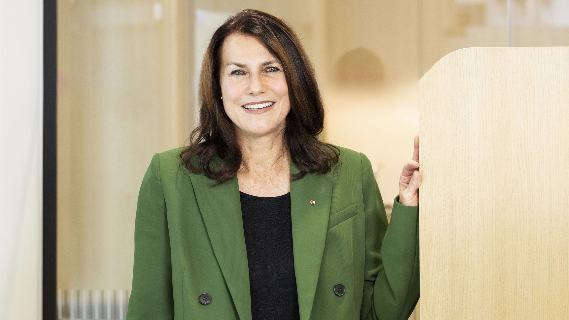 Ein Frau die eine grüne Jacke trägt