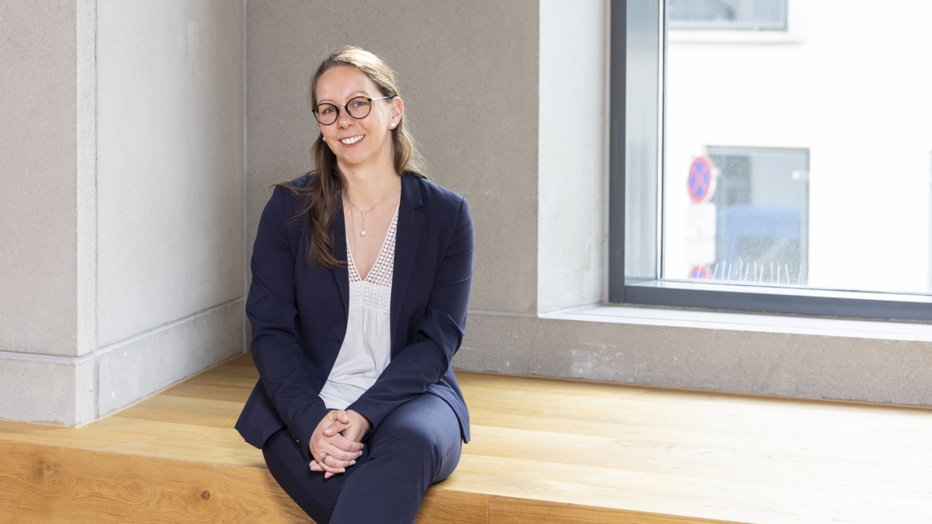 Eine Frau in einem blauen Anzug