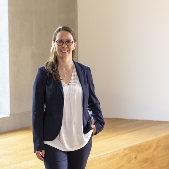 Eine Frau in einem blauen Anzug