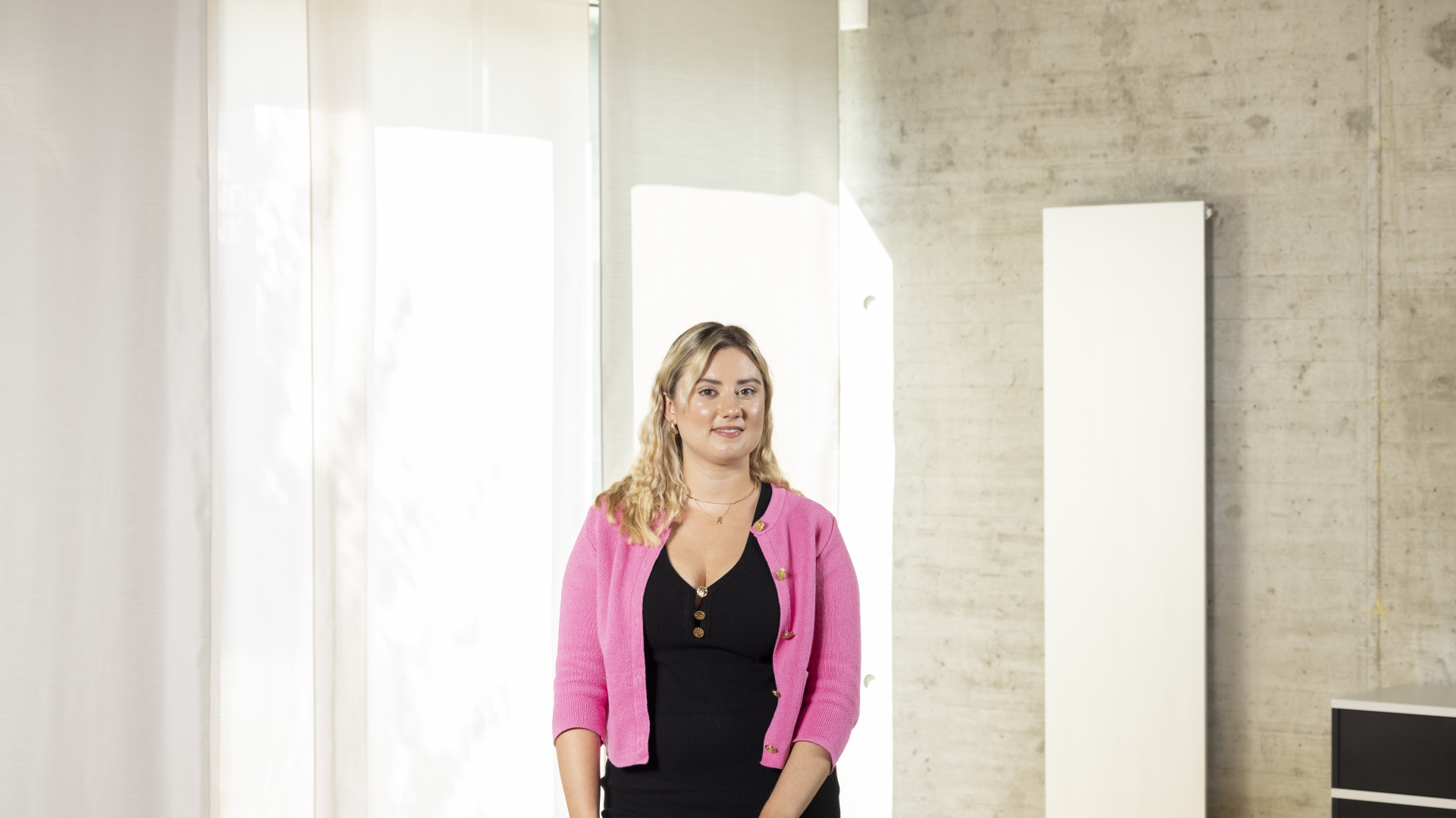 Ein Frau steht in einem Büro