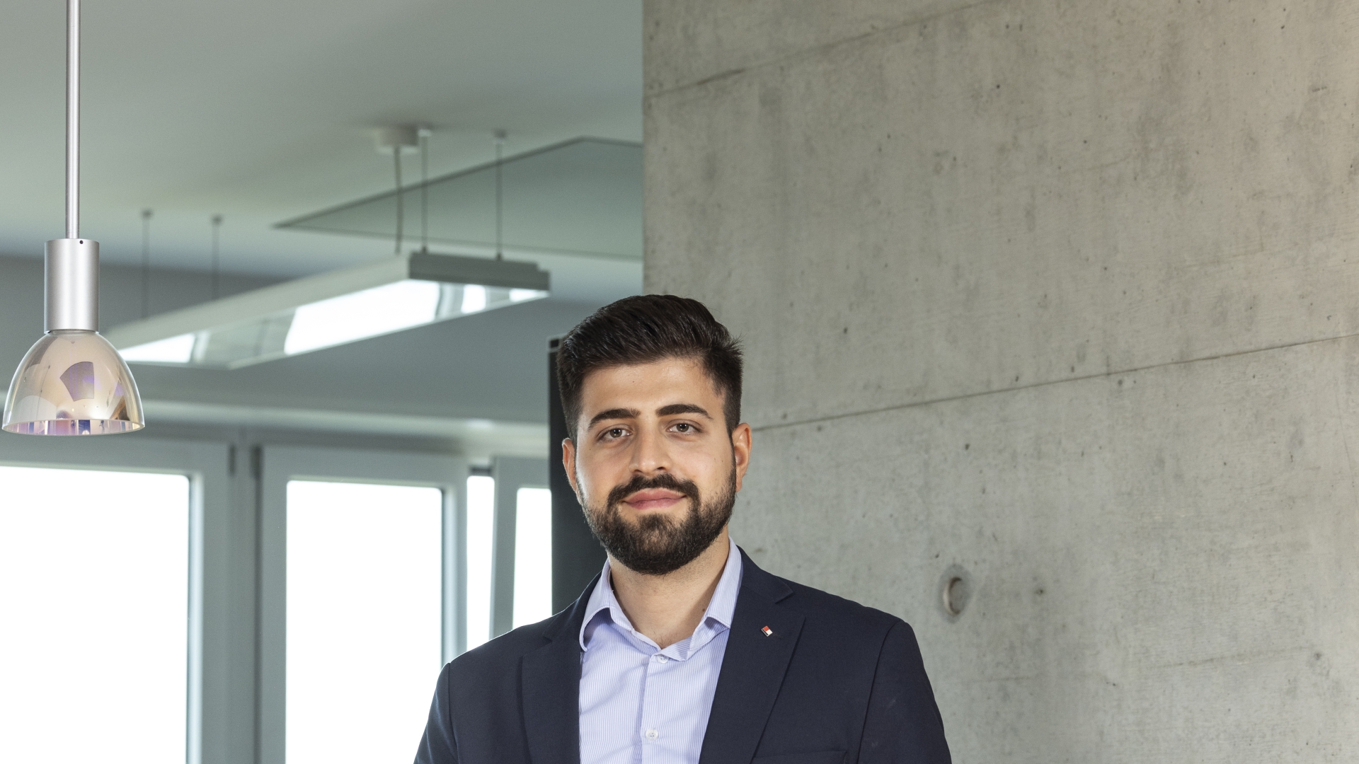 Ein Mann in einem Anzug steht an einem Schalter