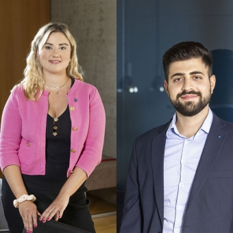 Eine Frau und ein Mann die sich in einem Bürogebäude befinden