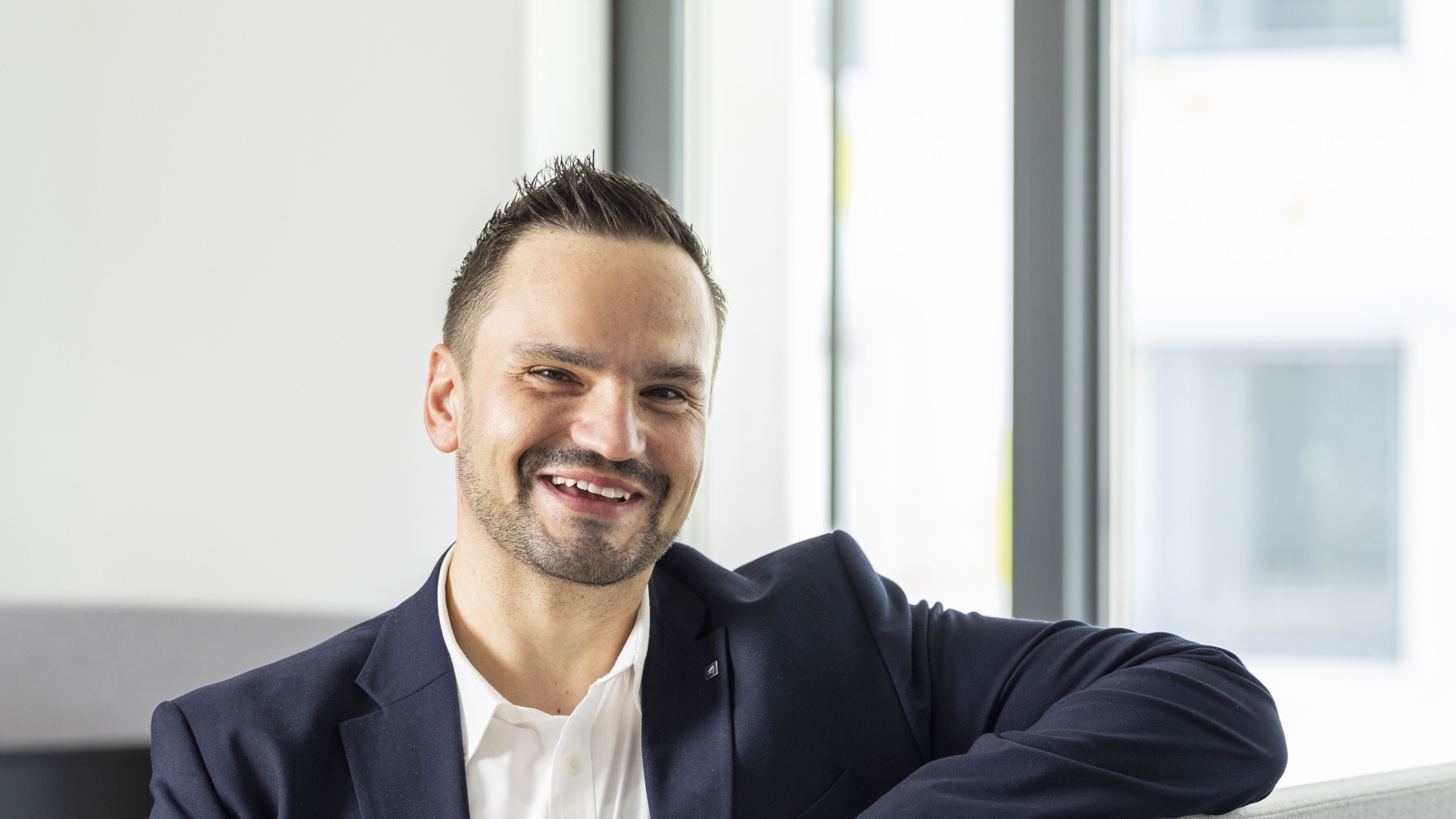 Ein Mann in einem schwarzen Anzug