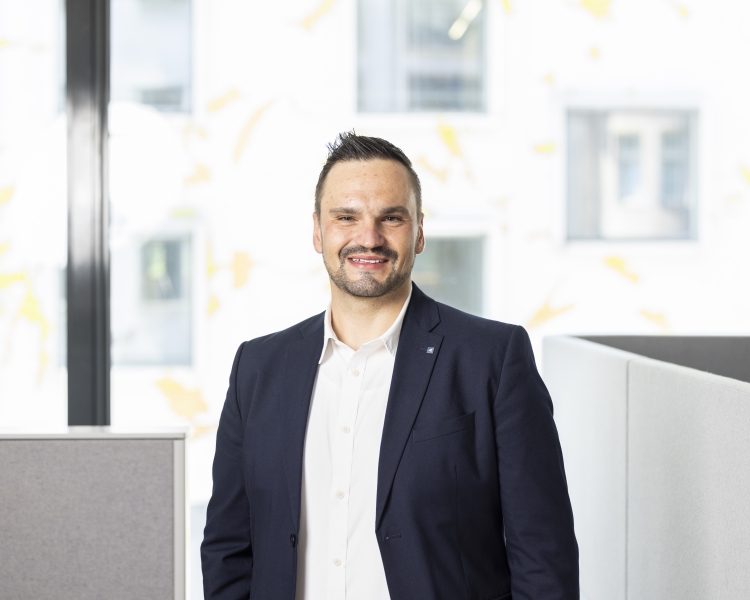 Ein Mann in einem schwarzen Anzug