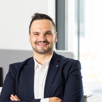 Ein Mann in einem schwarzen Anzug