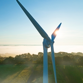 Windmühle mit Bäume im Hintergrund