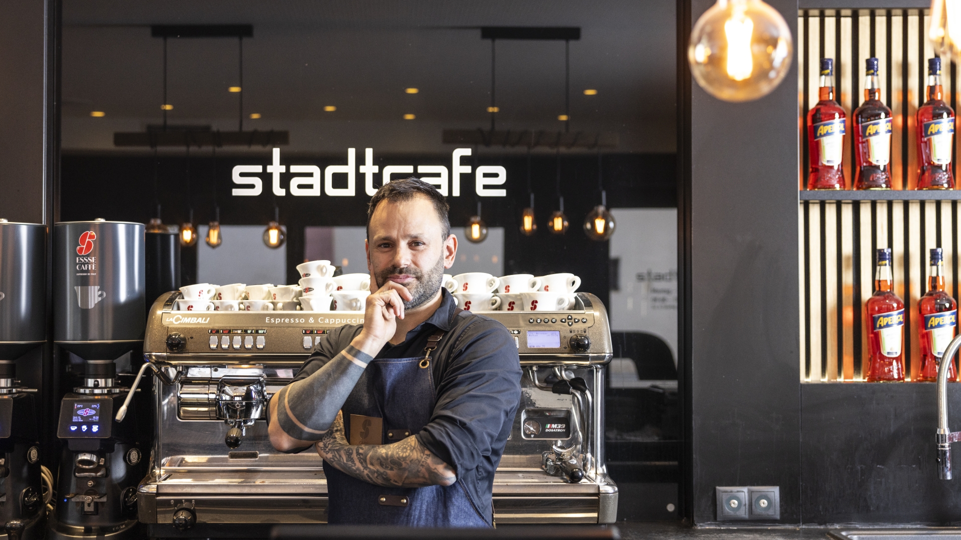 Ein Mann steht in einer Bar hinter einer Bartheke