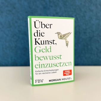 Grafische Darstellung des Buchcovers von Morgan Housels Werk „Über die Kunst, Geld bewusst einzusetzen“. Auf dem Cover steht der Untertitel „Einfache Entscheidungen für ein reiches Leben“.