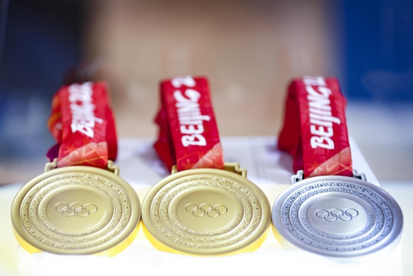Abbildung der olympischen Medaillen von Johannes Strolz